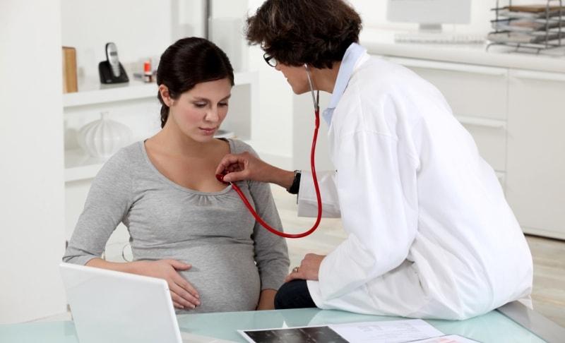 Измерение сердцебиения у беременной женщины