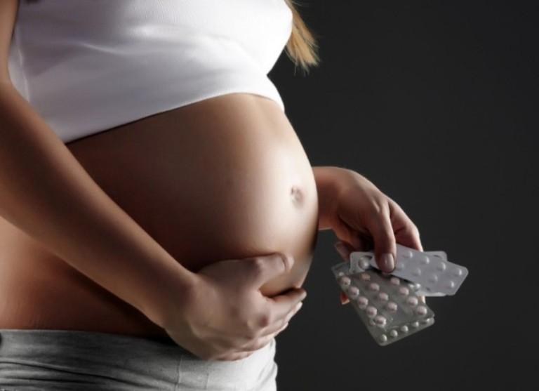 Беременная женщина и таблетки