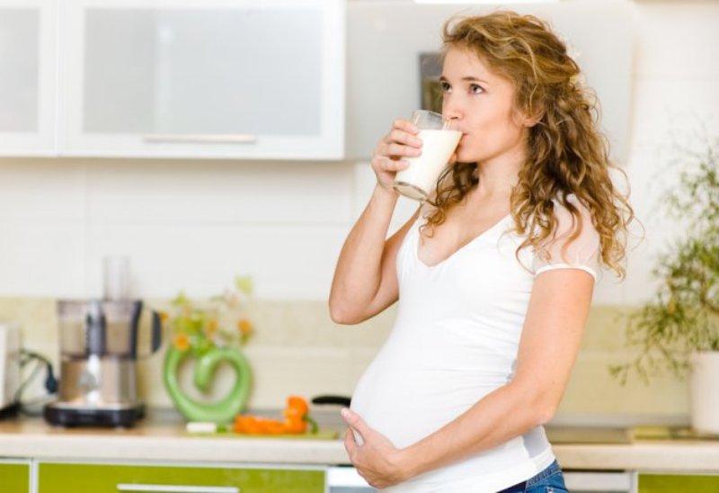 Беременная женщина пьет молоко