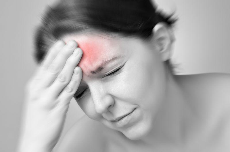 Головная боль в области лба и глаз: сильная, частая постоянная тошнота
