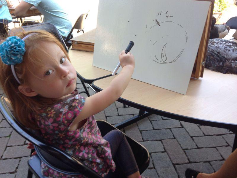 Девочка рисует